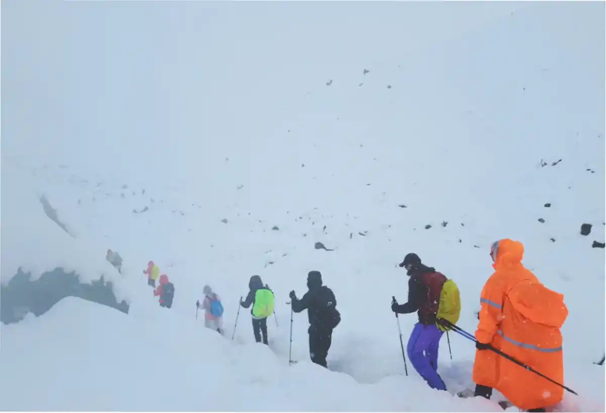 Una captura de pantalla de un video muestra a los excursionistas abandonando su campamento, mientras nevadas y lluvias inusualmente intensas azotaban el Himalaya, en la región del Tíbet, China, el 5 de octubre de 2025. Geshuang Chen/vía Reuters/ABC News