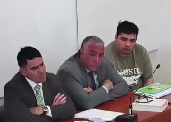 PARTE. El acusado, Facundo Ale, con sus abogados, Ricardo Fanlo y Agustín Monteros.