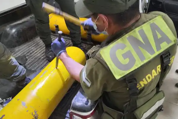Rellenaron tubos de GNC y ocultaron 86 kilos de cocaína en una pick up: fueron detenidos en Tucumán
