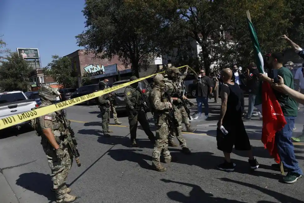 RESISTENCIA. Vecinos de Brighton Park, en Chicago, confrontan a las uniformados que invaden su barrio.