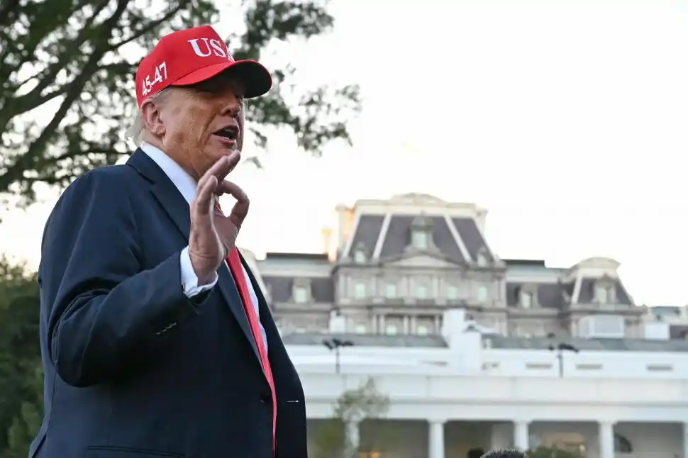 REGRESO. Trump vuelve a la Casa Blanca, tras asistir a un acto militar.