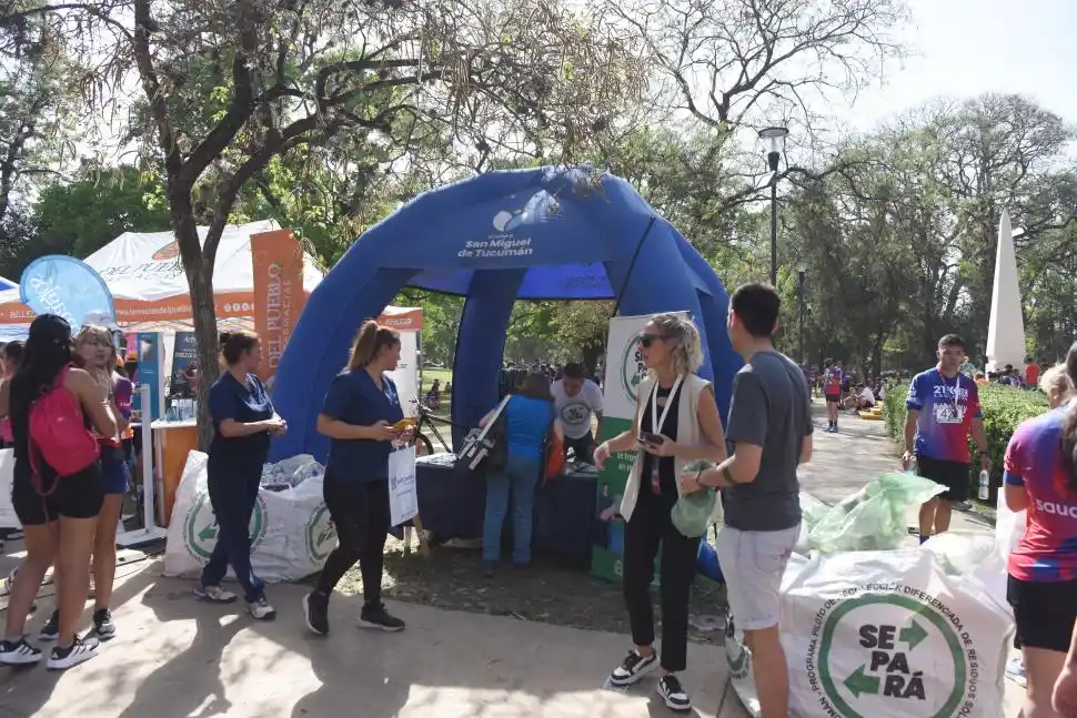 ECO CANJE. A cambio de botellas, tapitas o papeles los vecinos que asistieron podían llevarse una planta o compost.