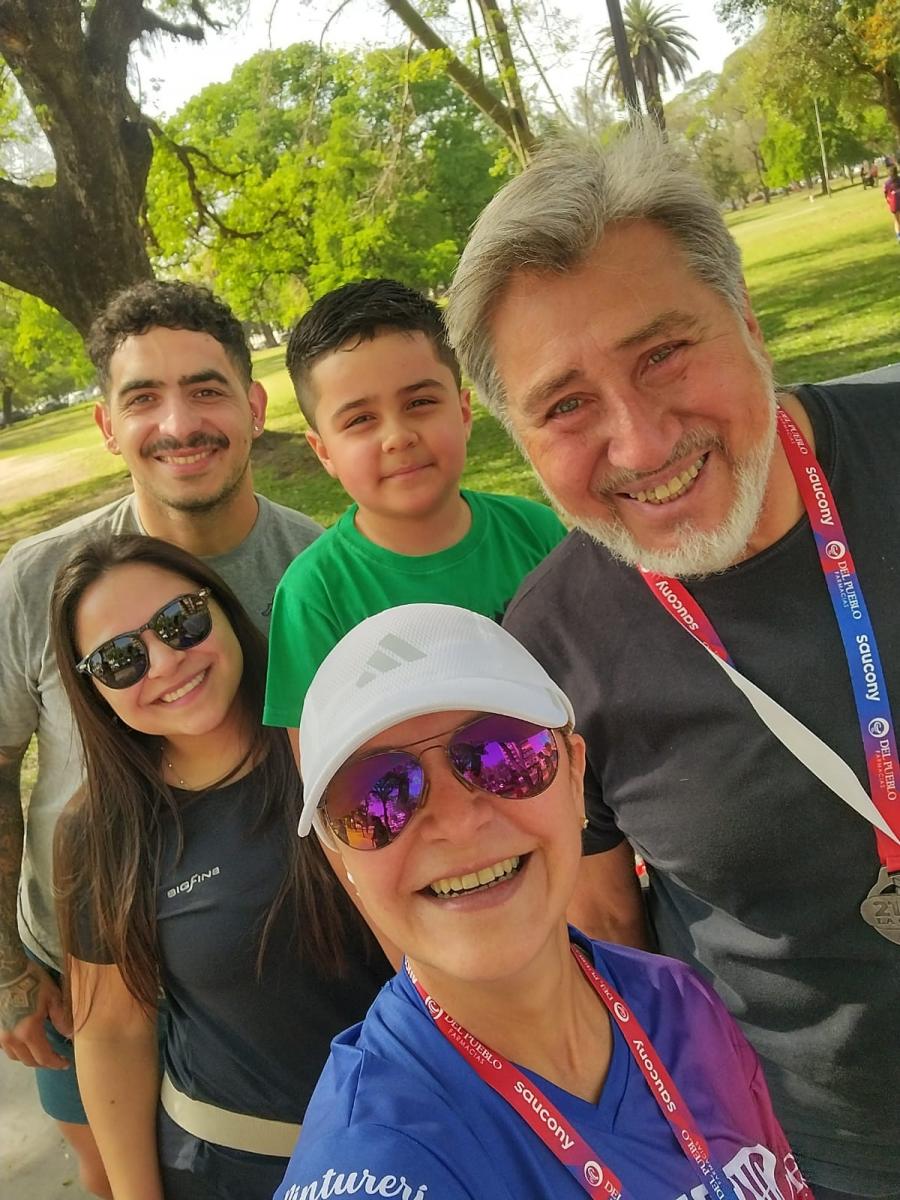 CON ALEGRÍA. Jímenez posa junto a toda su familia en los 21k de LA GACETA.