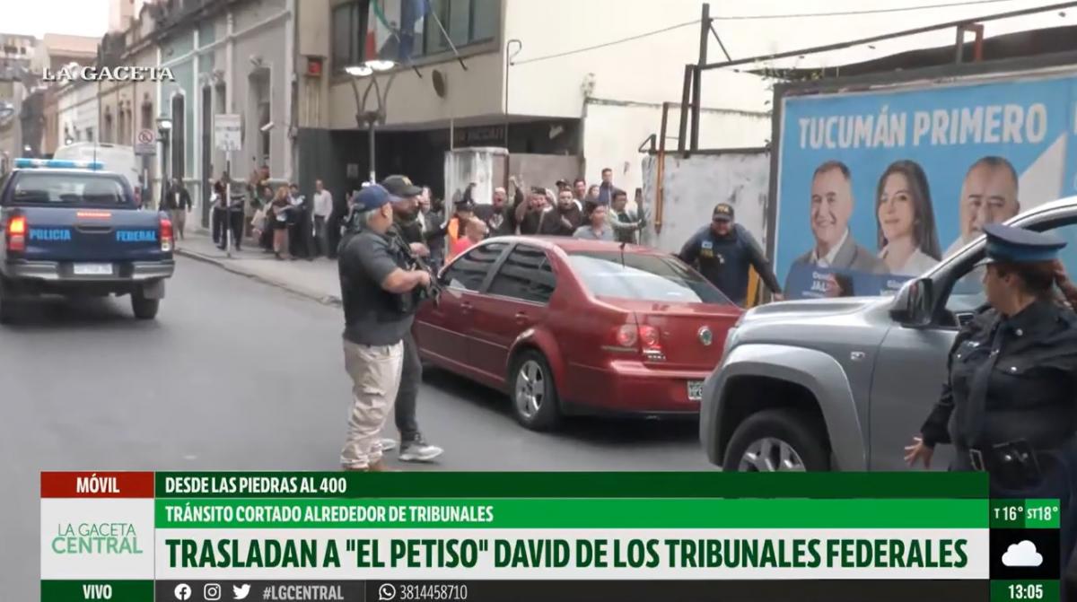 Patrullas, chalecos antibalas y policías armados: así fue la salida de El Petiso David de los Tribunales Federales