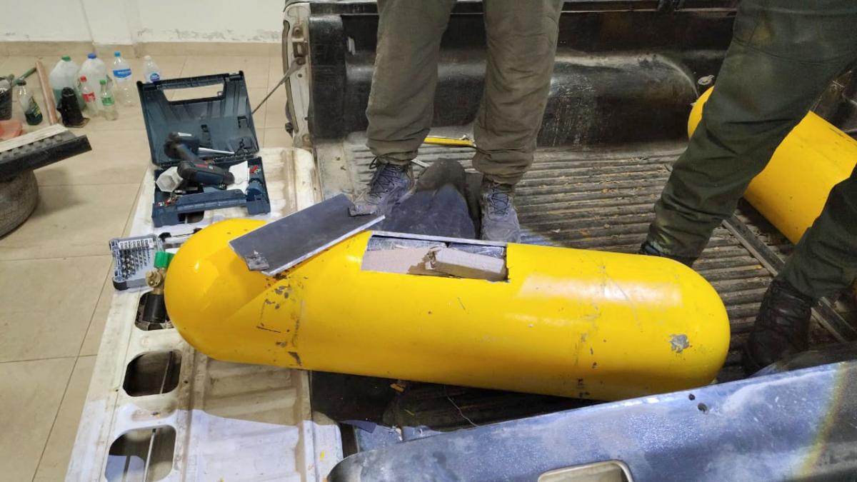 Rellenaron tubos de GNC y ocultaron 86 kilos de cocaína en una pick up: fueron detenidos en Tucumán