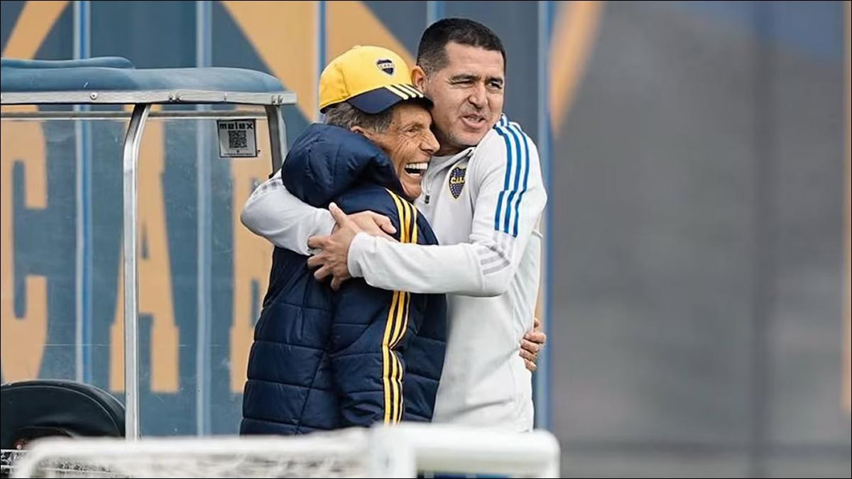 UNA IMAGEN VIRAL. Russo y Riquelme compartieron un abrazo en Ezeiza días antes de que el DT iniciara su reposo domiciliario.
