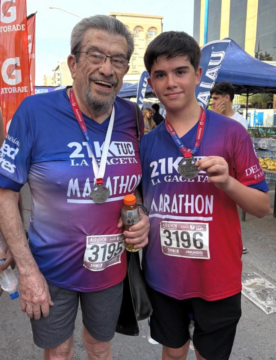 UNIDOS. Jorge Migliavacca posa junto a su nieto Santiago en los 21k de LA GACETA.