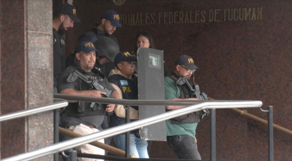 MUY CUSTODIADO. Petiso David es trasladado de los tribunales.