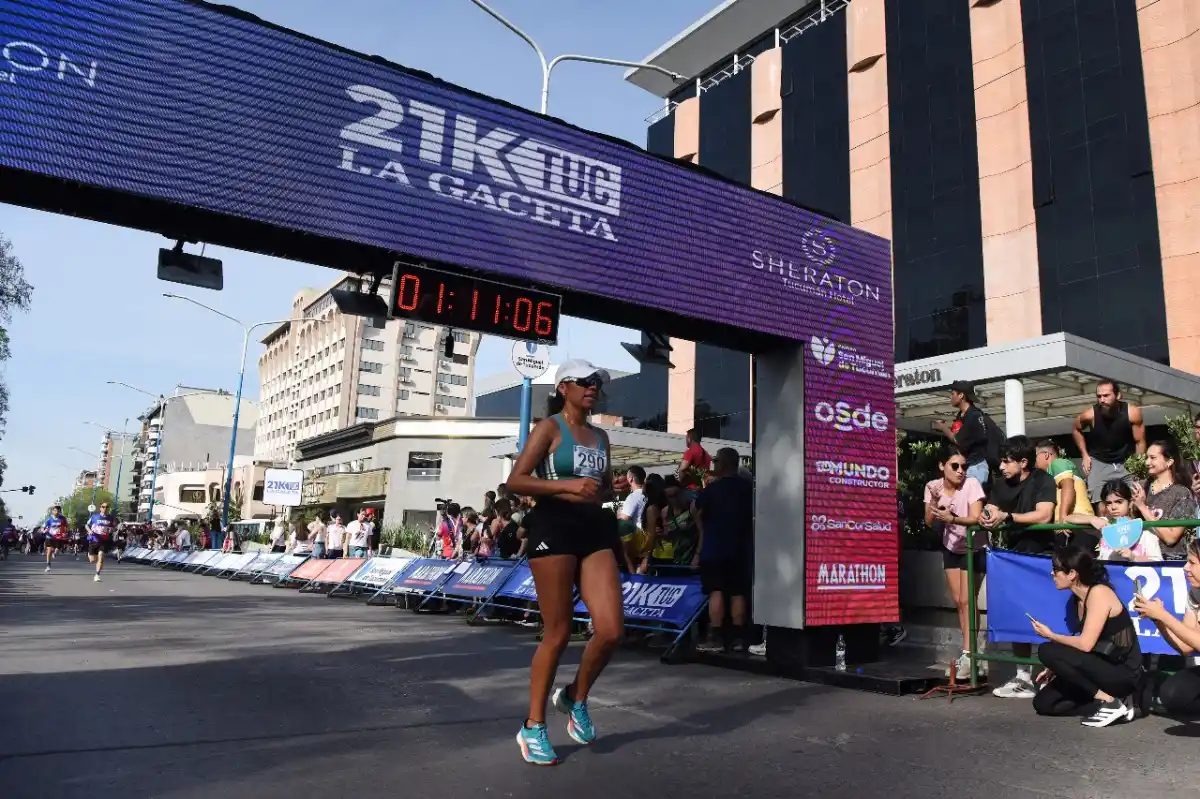 CRUZA LA META. Vilca se consagró como la ganadora de los 21k de LA GACETA, en la categoría damas.