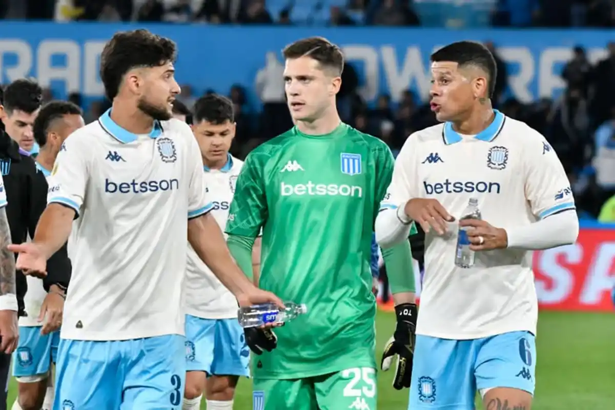 Facundo Cambeses se retira al vestuario junto a Marco Di Cesare y Marcos Rojo.