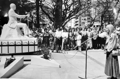 Recuerdos fotográficos: 1990. María Kodama inaugura la estatua de Borges en plaza Urquiza