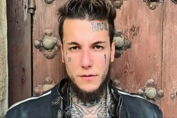 Alex Caniggia se sacó los tatuajes de la cara y es tendencia por su cambio de look