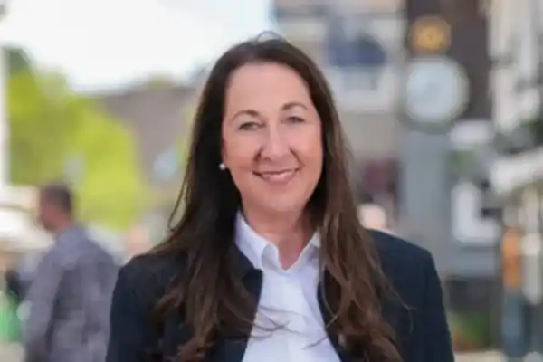 Conmoción en Alemania: atacaron a puñaladas a una alcaldesa recién electa y se encuentra grave