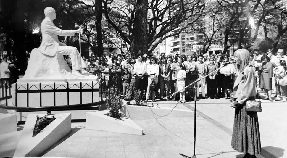Recuerdos fotográficos: 1990. María Kodama inaugura la estatua de Borges en plaza Urquiza