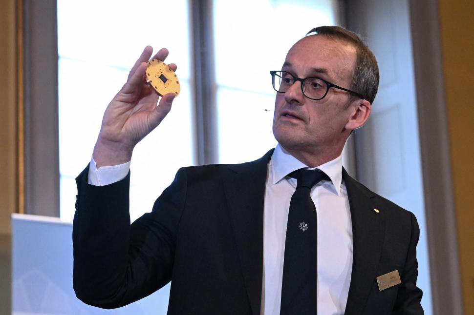 EN EL ANUNCIO. Goeran Johansson, del Comité de Física del Nobel.