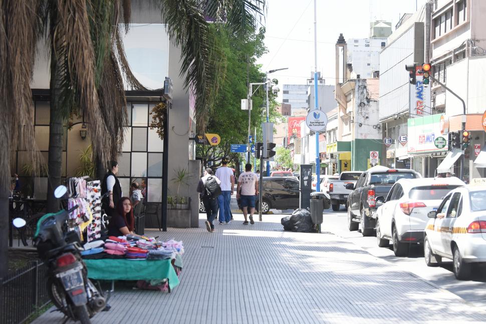 VEREDA ANCHA. La gente puede caminar tranquila, pero las dificultades se pueden ver en el asfalto.