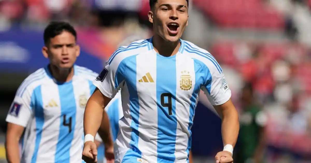 IMPARABLE. Alejo Sarco convirtió el primer gol del seleccionado argentino al minuto de juego.