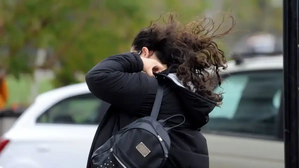 Alerta naranja por fuertes vientos de hasta 120 km/h en dos provincias