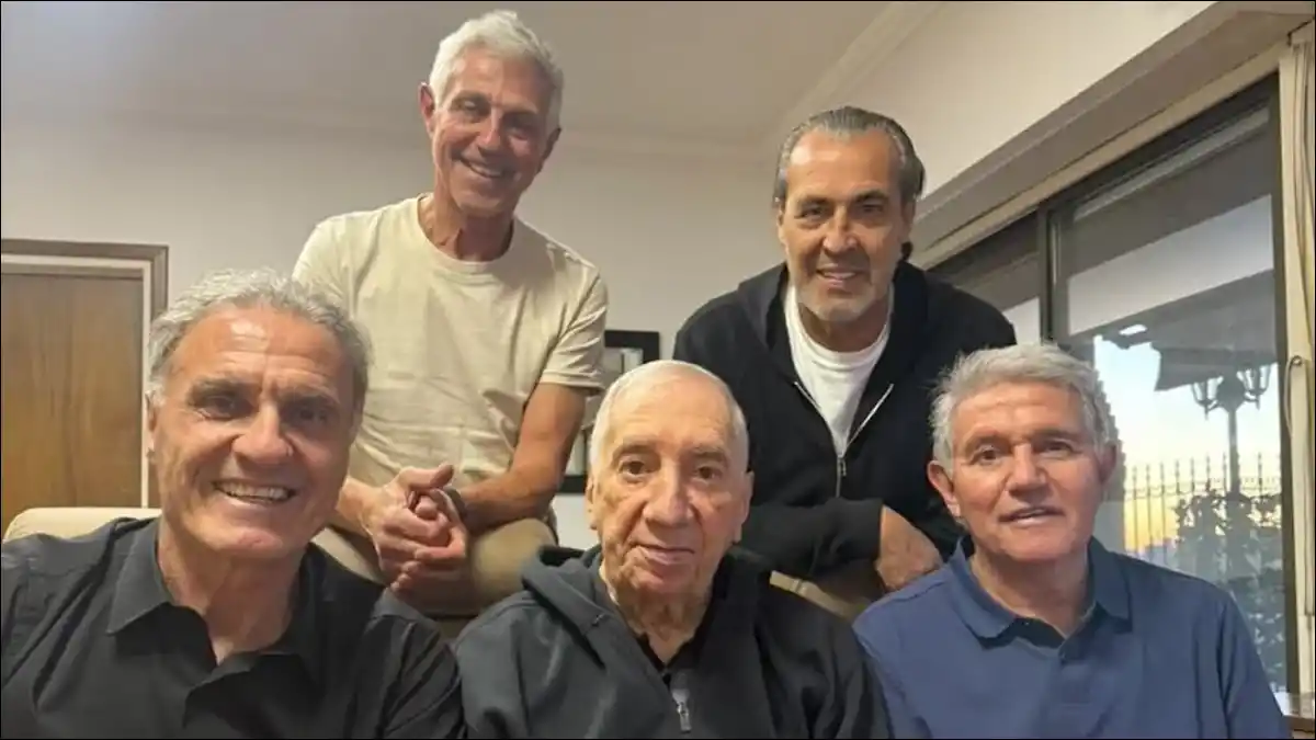 RECUERDO INOLVIDABLE. Ruggeri, Burruchaga, Batista y Giusti visitaron a Bilardo en su departamento de Caballito y compartieron la imagen en redes.