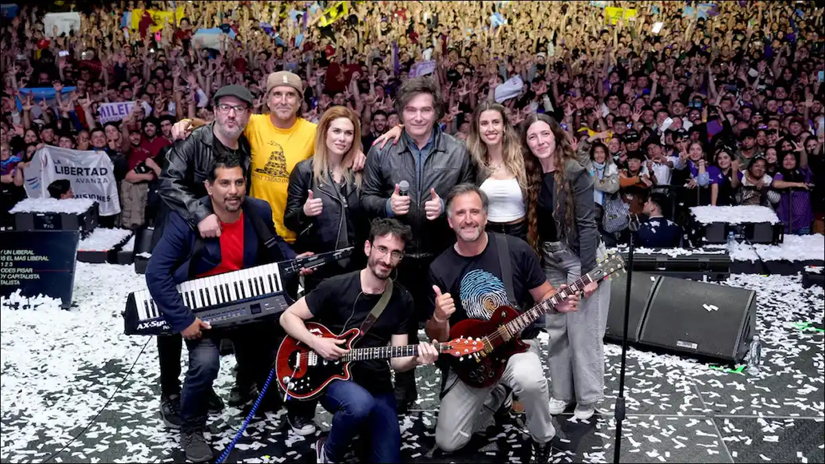 SHOW EN EL MOVISTAR ARENA. En el escenario, el abogado de Deportivo Español, Fernando Mezzina, tocó el teclado durante el espectáculo musical de Javier Milei.