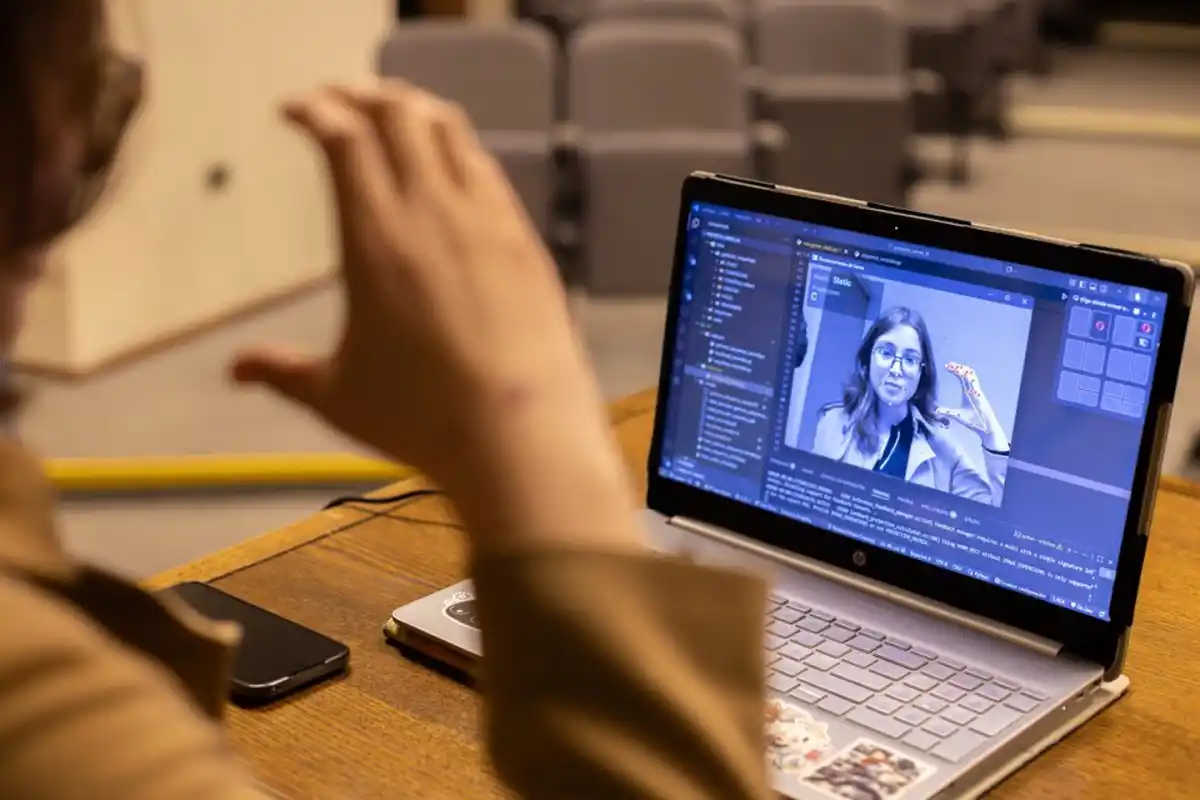 UN TRADUCTOR EFICIENTE. El sistema usa coordenadas en vez de imágenes, lo que reduce significativamente el uso de memoria. / UNIVERSIDAD DE CONCEPCIÓN, CHILE