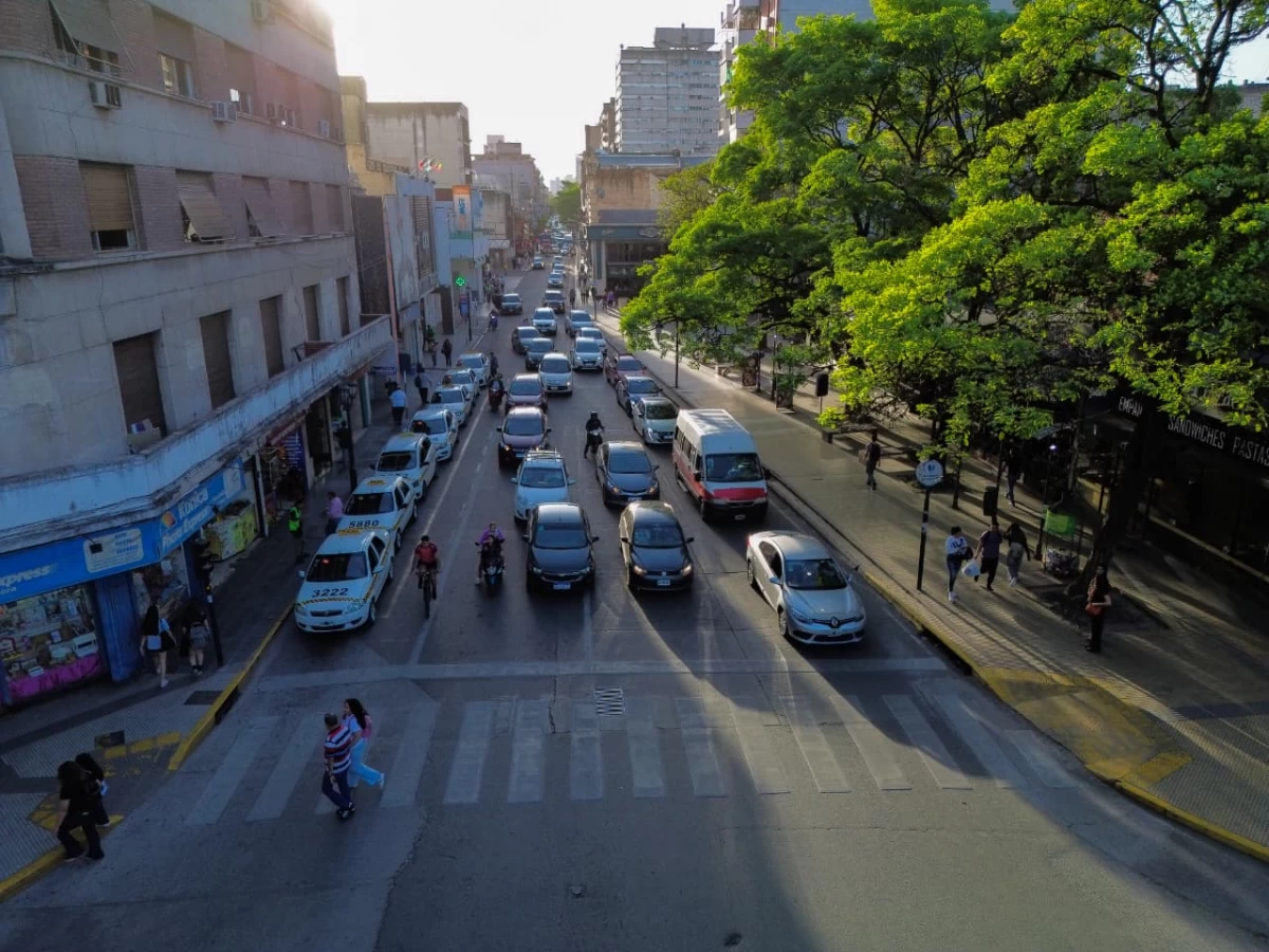 DESDE ARRIBA. La 24 de Septiembre en una toma cenital ayer por la tarde, una calle que quiso ser avenida y no pudo. LA GACETA / FOTO DE MATÍAS VIEITO