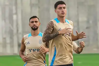 El representante de una de las promesas de la Selección Argentina advirtió que podría jugar para otro país