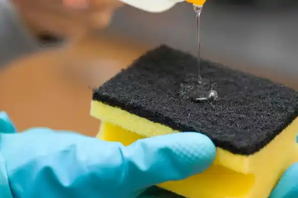 Adiós a la esponja de cocina: la alternativa más higiénica y sostenible para lavar los platos que usan en Europa