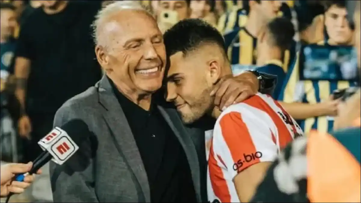 HOMENAJE DESDE LA CANCHA. Nacho Russo decidió viajar a Rosario para estar con Tigre ante Newell’s y rendirle tributo a su padre haciendo lo que más amaban: vivir el fútbol.