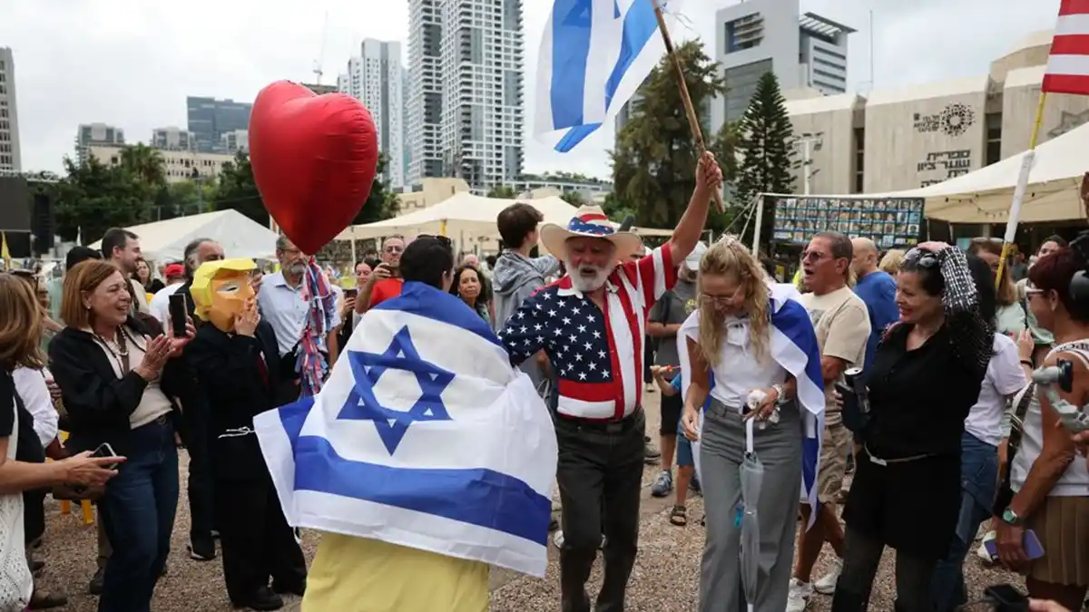 Familiares de los rehenes celebran el acuerdo de paz en Tel Aviv. (EFE/Abir Sultan)
