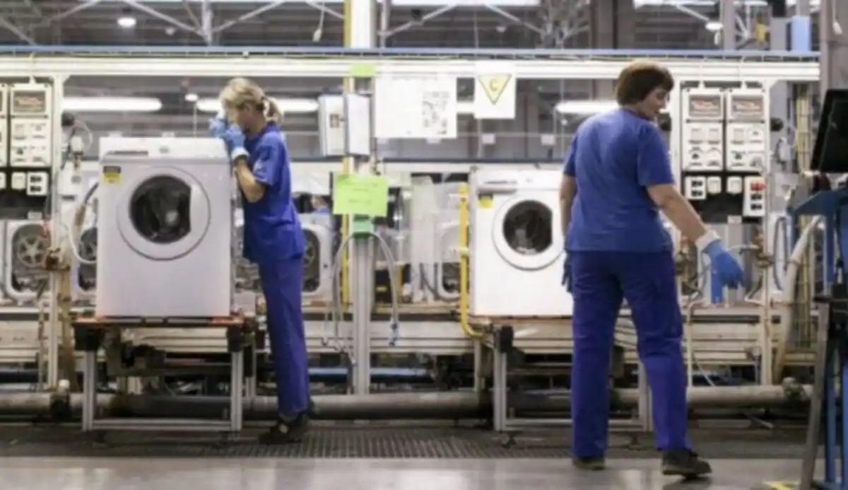 Electrolux suspendió a 400 trabajadores en Rosario ante la fuerte caída de ventas y el avance de las importaciones