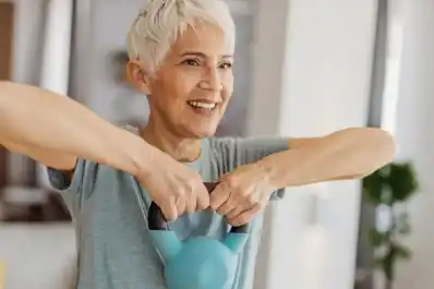 Brazos fuertes después de los 50: ganá masa muscular sin pesas con este ejercicio sencillo