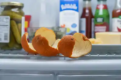 Por qué deberías poner cáscaras de naranja en la heladera: el truco que pocos conocen