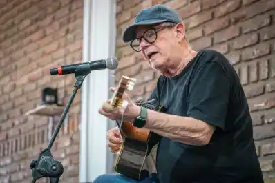 Silvio Rodríguez visitó el conurbano bonaerense y fue homenajeado por Abuelas de Plaza de Mayo