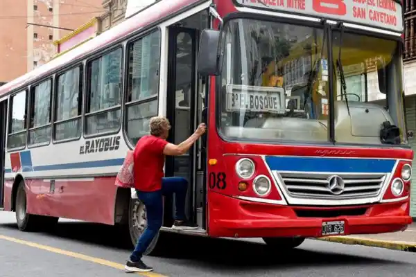 Cómo funcionarán servicios, comercios y colectivos este feriado en Tucumán