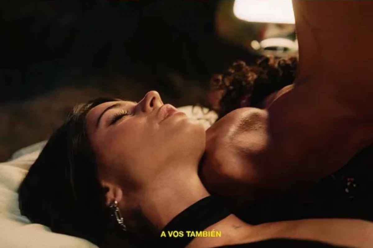 Tini Stoessel en la cama y a los besos con actor chileno: el video que causa furor