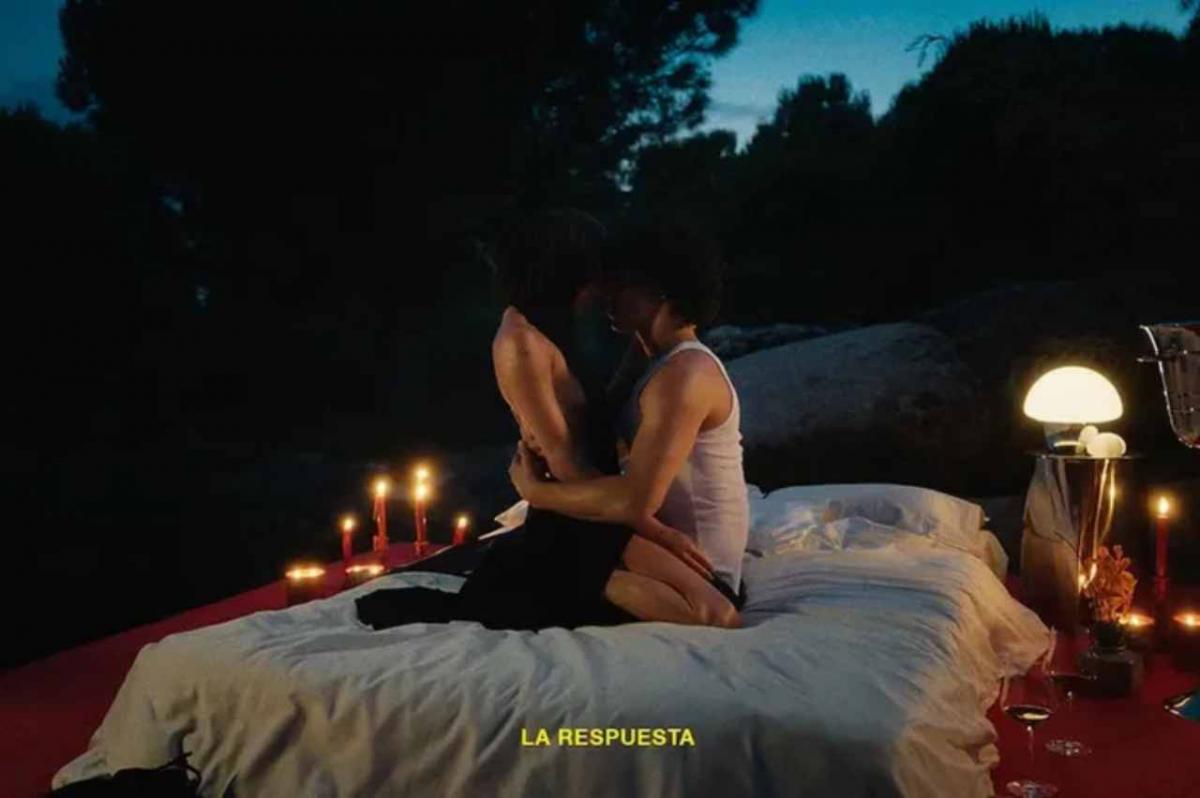 Tini Stoessel en la cama y a los besos con actor chileno: el video que causa furor