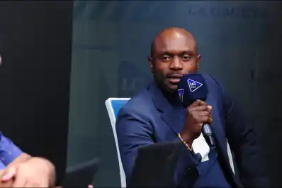 Llegó desde Camerún a una prueba en River; lo estafaron, se retiró y hoy dirige a Atlético Concepción