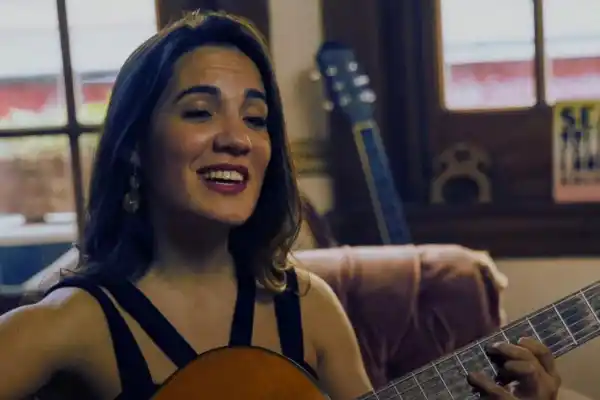 Emilia Danesi vuelve con un show íntimo en el escenario de CiTà