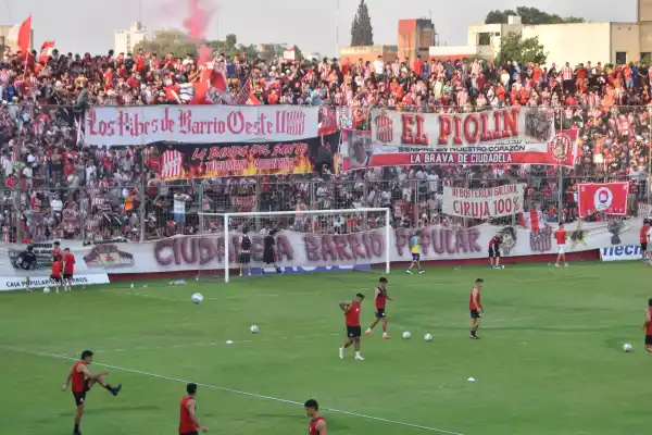 El domingo cueste lo que cueste: el pedido de los hinchas de San Martín al plantel en el banderazo
