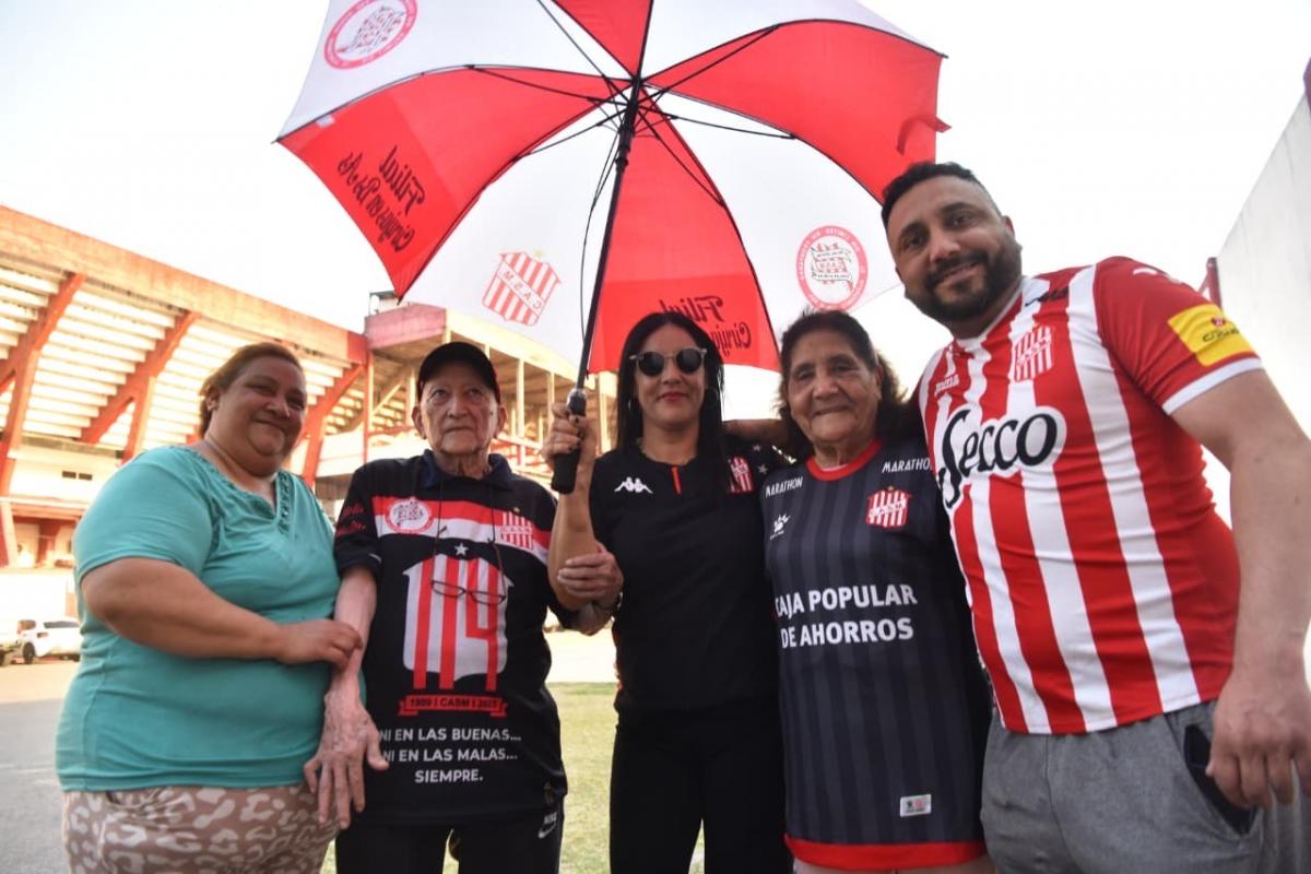 AMOR POR EL CLUB. Arturo Tula y Juana Azadte de Tula posan junto a su familia en la previa del banderazo.