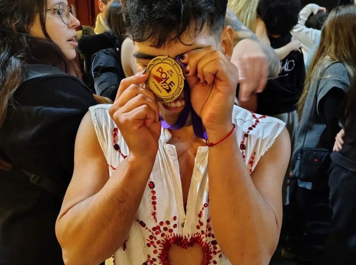 EN MÉXICO. El logro más reciente de Hernán lo llevó a México, donde se coronó campeón elite masculino en la competencia Pole Up con una coreografía de la canción ''Devuelvete'' de Carla Morrison. / CORTESÍA HERNAN RODRÍGUEZ