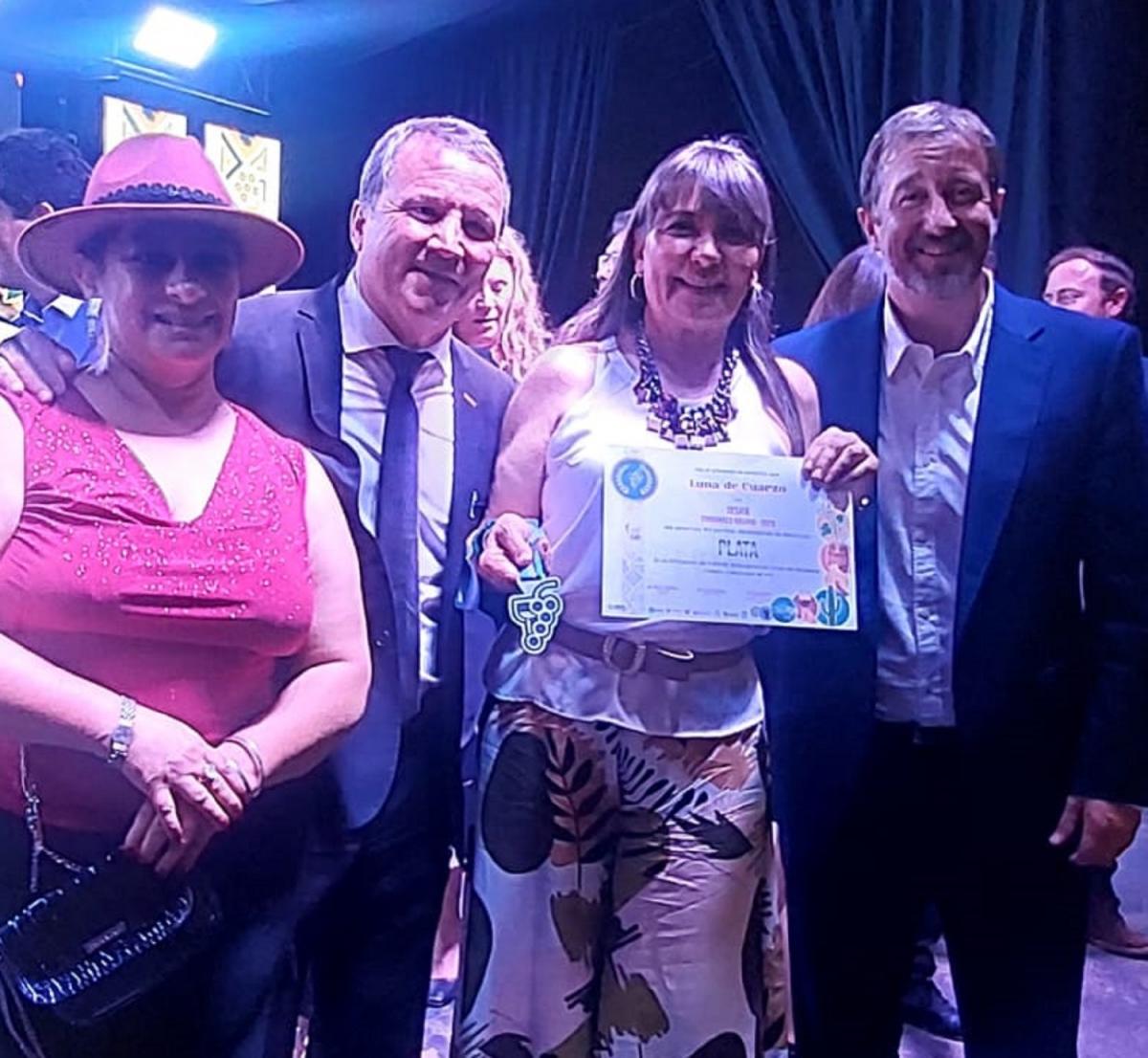 Gramajo recibió un diploma de las manos del intendente de Chilecito, Rodrigo Brizuela y Doria, y del presidente de la Corporacion Vitivinicola Argentina, Mario González.
