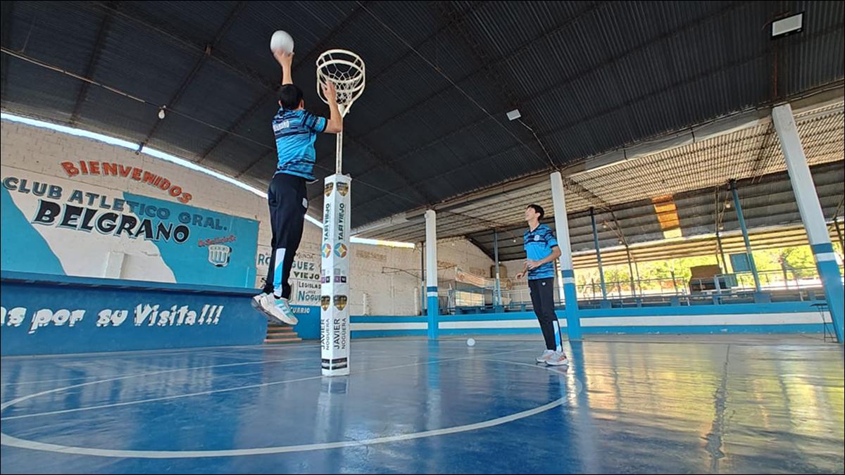 TODO A PULMÓN. El equipo masculino de cestoball del Club Belgrano de Tafí Viejo se prepara para representar a Tucumán en la Liga Nacional.