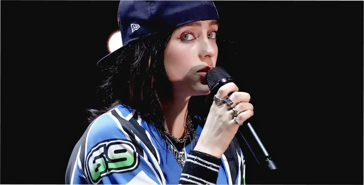 Billie Eilish actuando en el Kaseya Center de Miami.