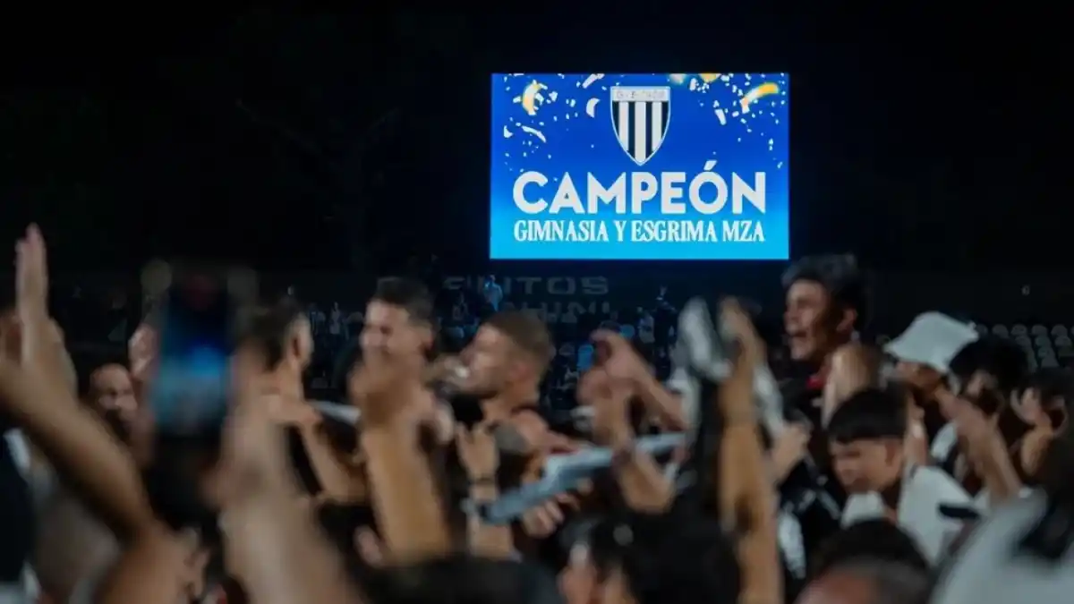 FELICIDAD MENDOCINA. Los hinchas y el plantel del “Lobo” festejaron el título y el ascenso a la máxima categoría del fútbol argentino.