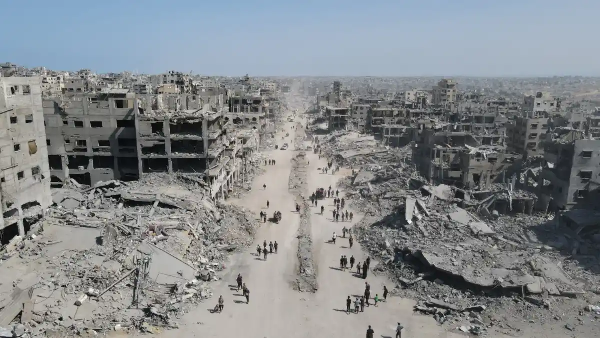 UNA CIUDAD FANTASMA. Quienes vuelven, tras declararse el final de las hostilidades, encuentran destrucción por todos lados.