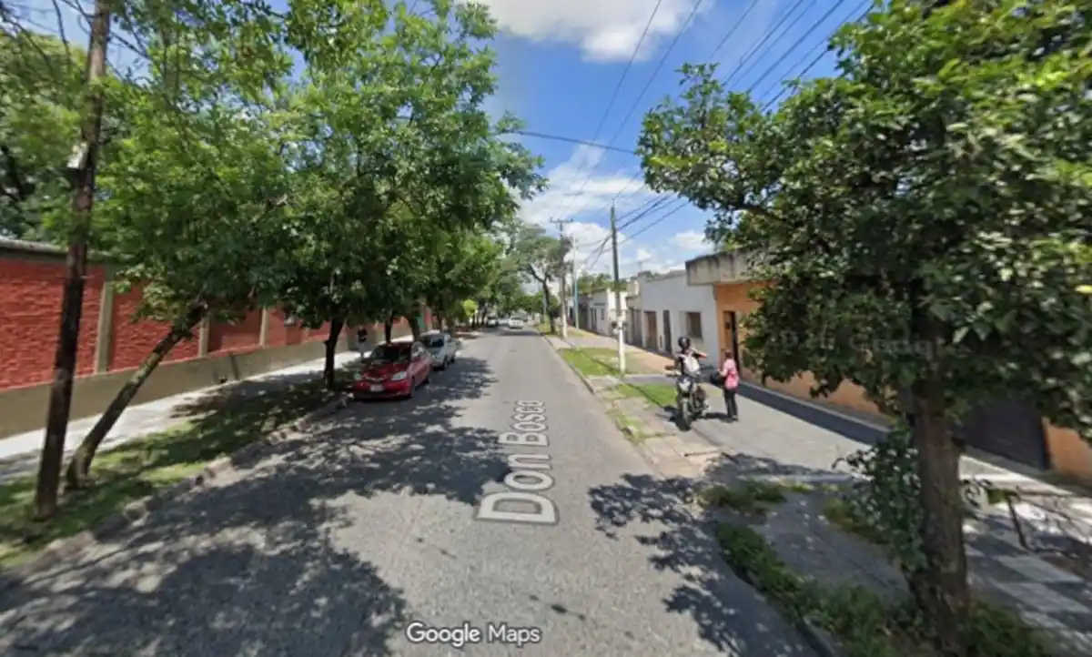 Sorprendió a un ladrón cuando intentaba robarle la rueda de auxilio del auto y lo redujo