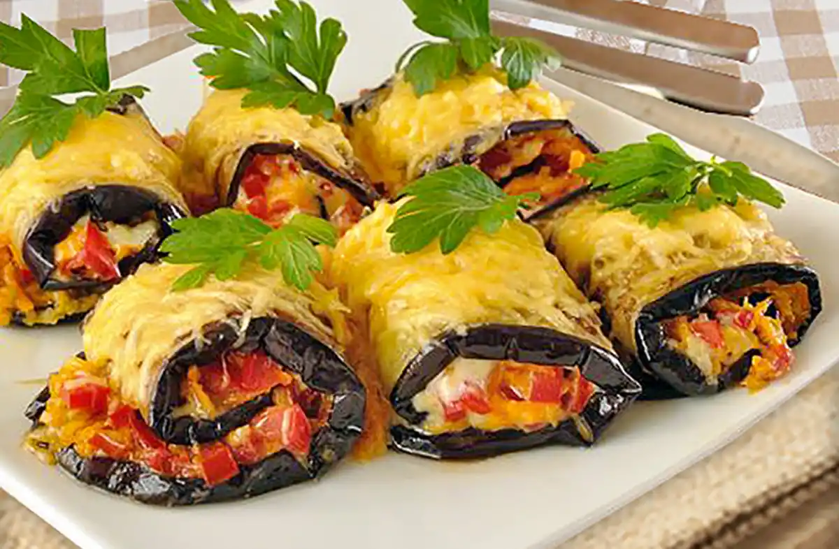 Almuerzo sin harinas: rolls de berenjena con relleno cremoso de pollo y mozzarella