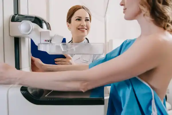 PAP, colposcopía, mamografía y más: cómo son los exámenes que previenen cáncer de mama y de útero